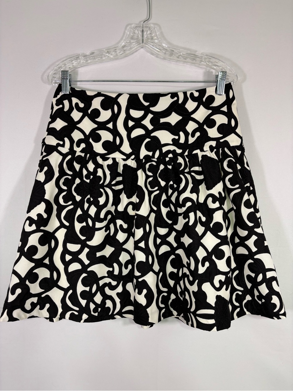 NWT Ann Taylor Black White Embroidered Scroll Mini Skirt Size 6